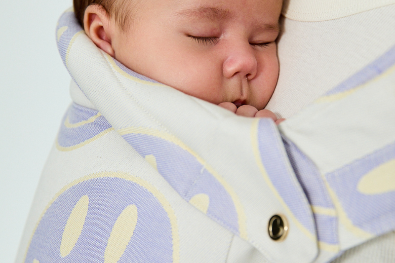 Babytragen bei Fieber: Darf ich mein fieberndes Baby tragen?