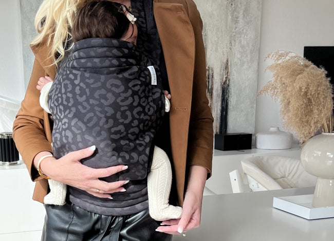 Mit Baby stylisch durch den Tag | Die Babytrage von Sandiia