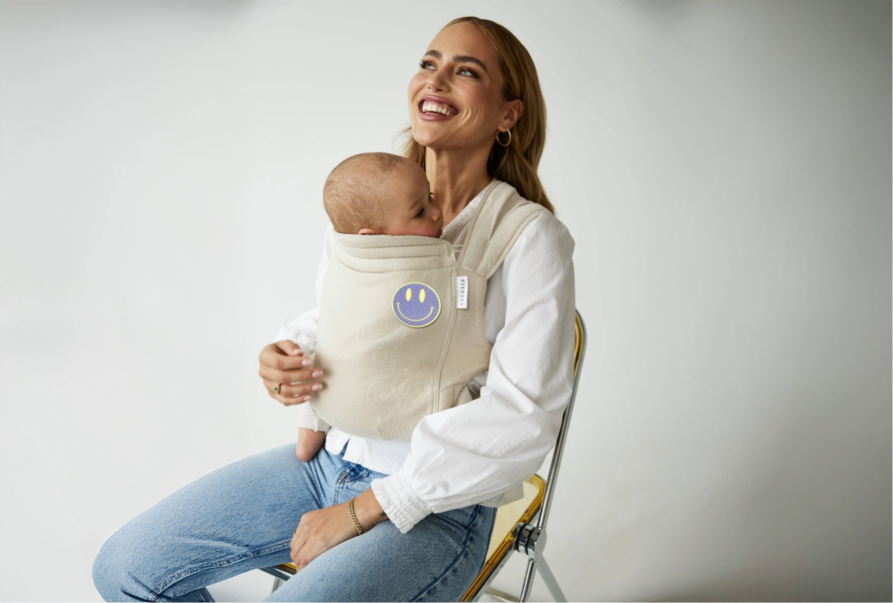 Die wechselbare Babytrage mit Klettpatches – Individualität trifft auf Tragekomfort sandiia® – only love in it