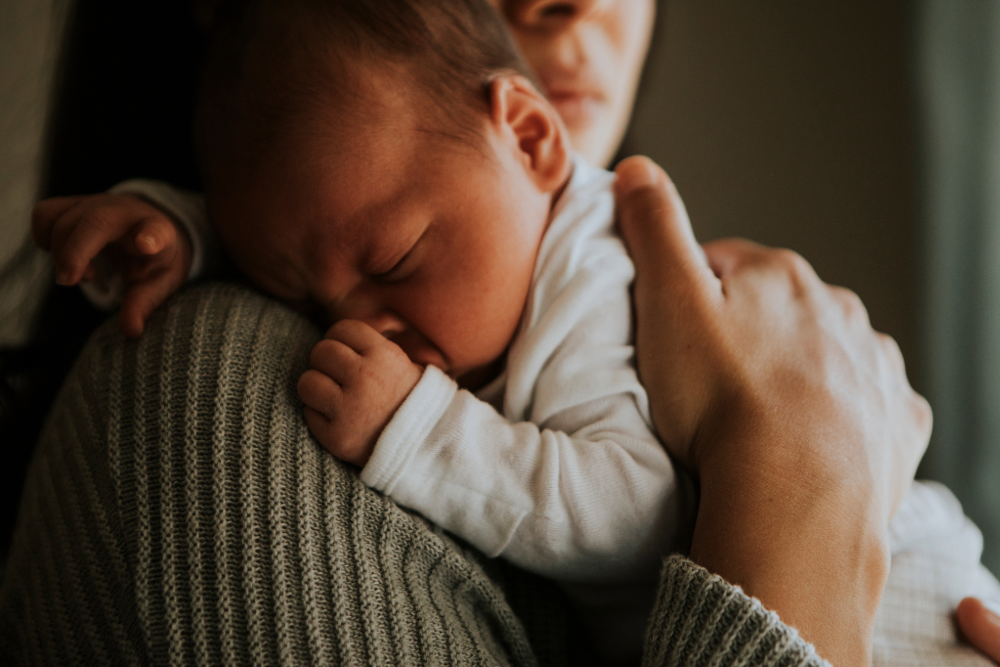 Babys richtig halten – Sicherheit, Nähe und gesunde Entwicklung sandiia® – only love in it