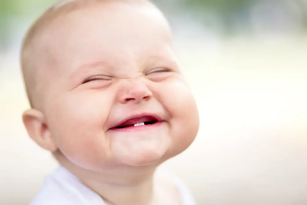 Babys tragen beim Zahnen – Nähe, die tröstet sandiia® – only love in it