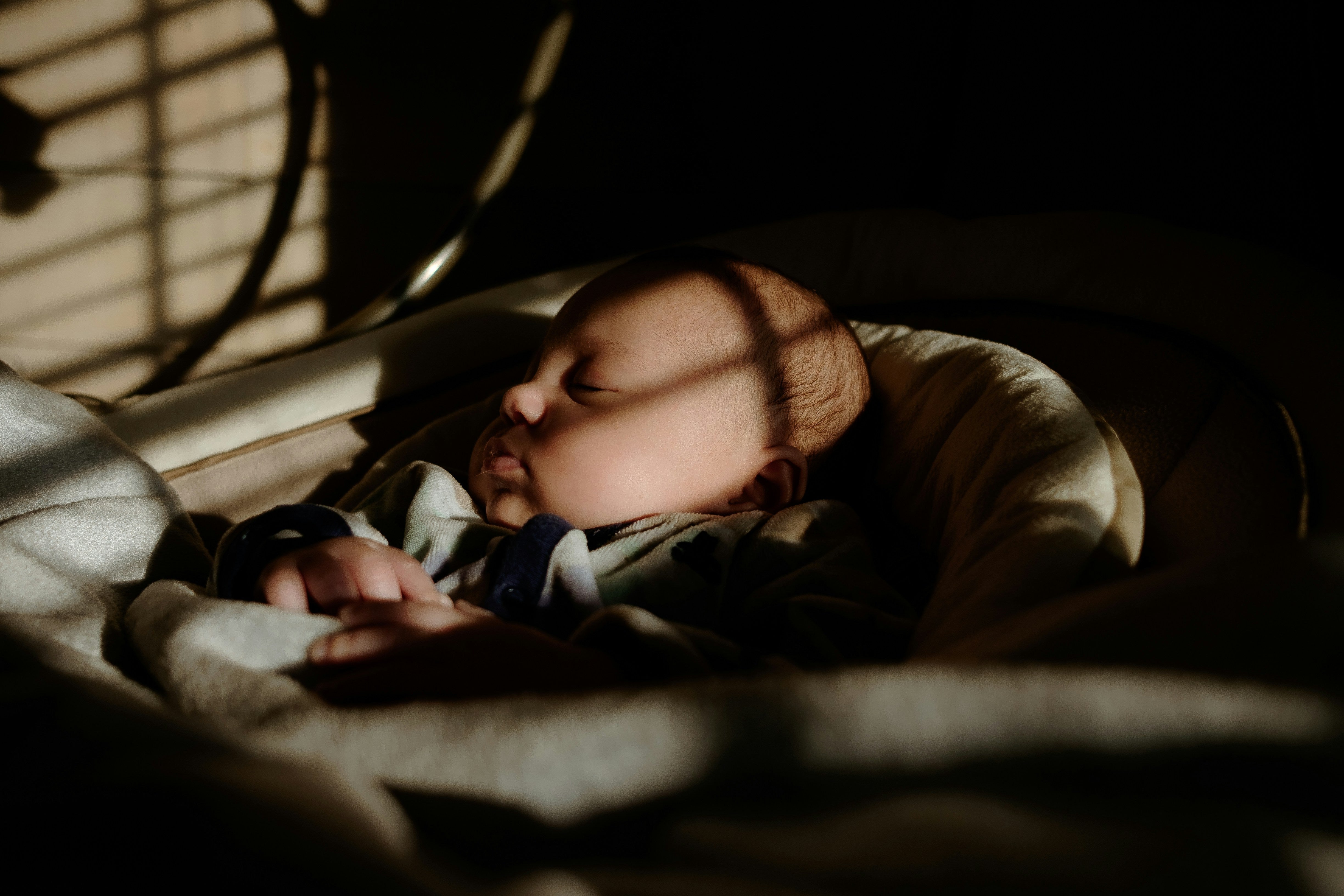 Wie lange darf ein Baby schlafen, ohne zu essen? sandiia® – only love in it