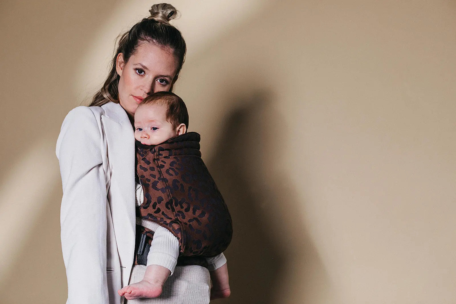 Kinderwagen oder Babytrage: Warum die Babytrage die bessere Wahl ist sandiia® – only love in it