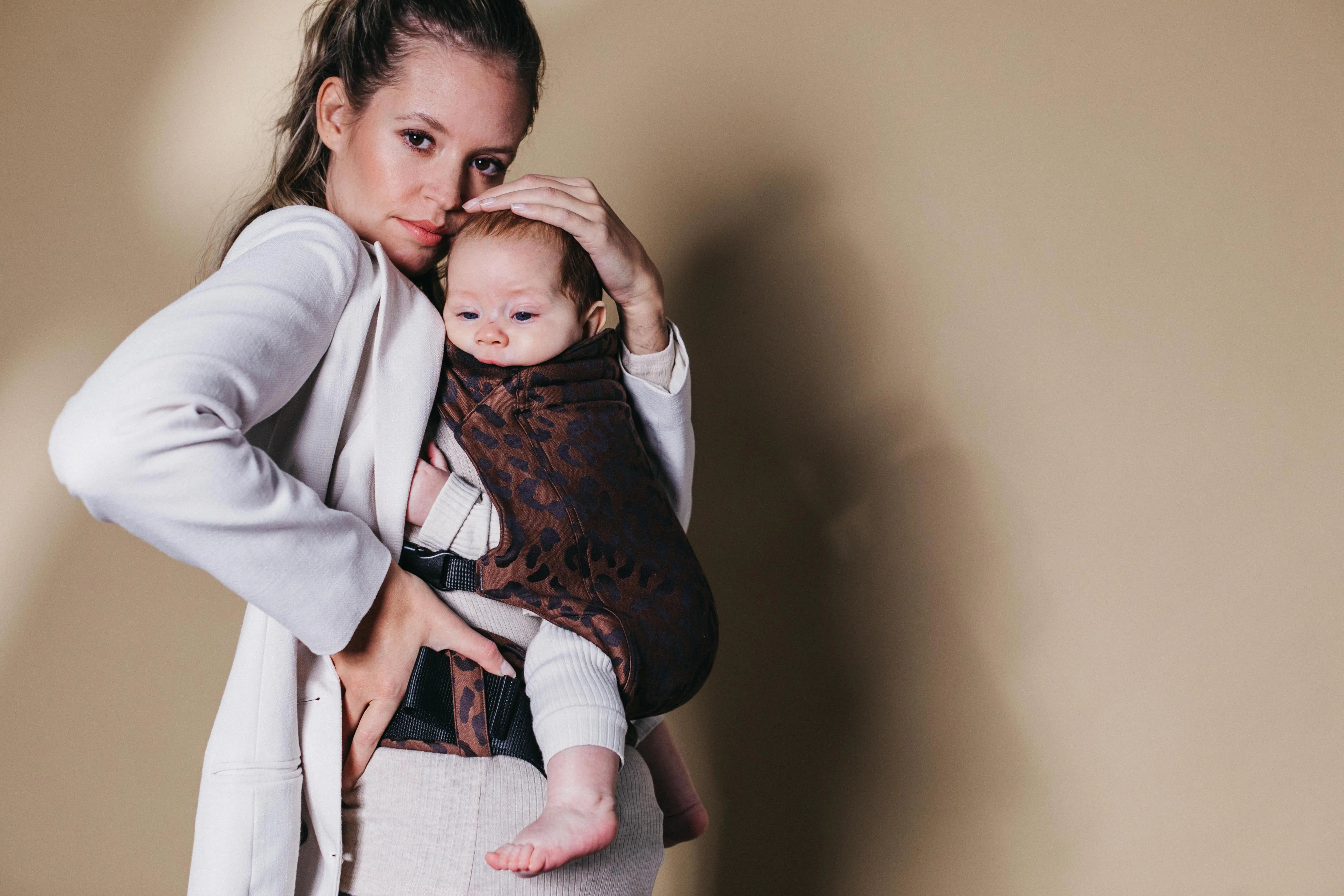 Was passt zu Dir – Babytragetuch oder Babytrage? sandiia® – only love in it