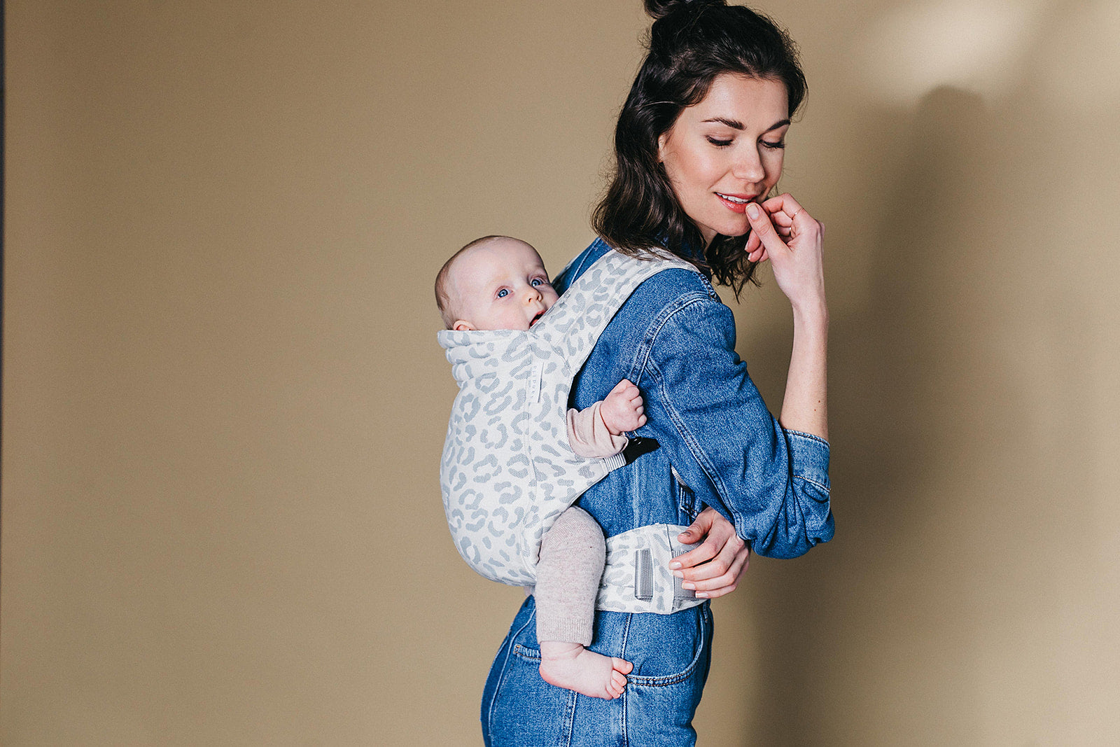 Babys auf dem Rücken tragen – Freiheit und Nähe mit der sandiia Babytrage