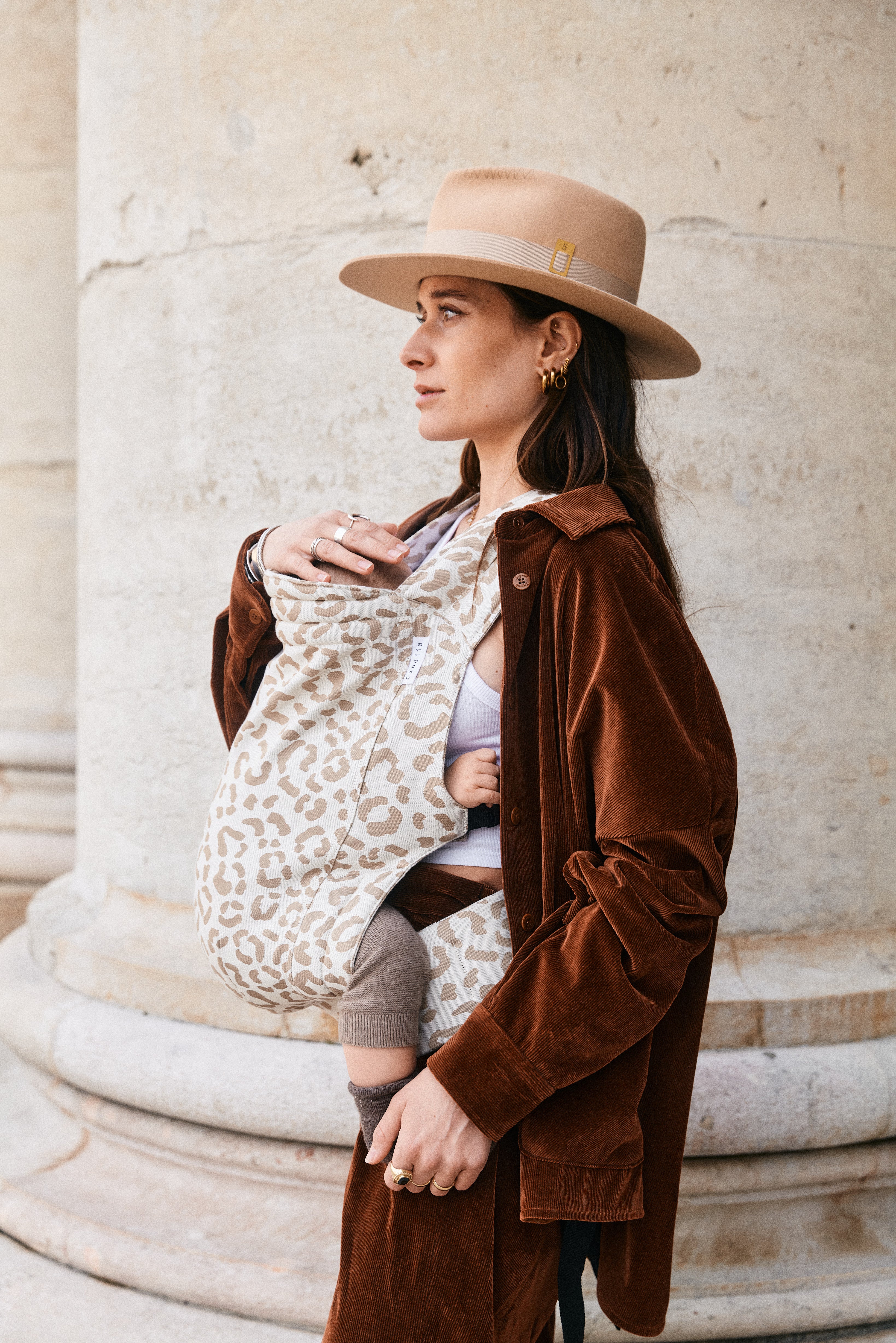 Porte-bébé sandiia® Timeless Leodiia Sand / à partir de la taille 80