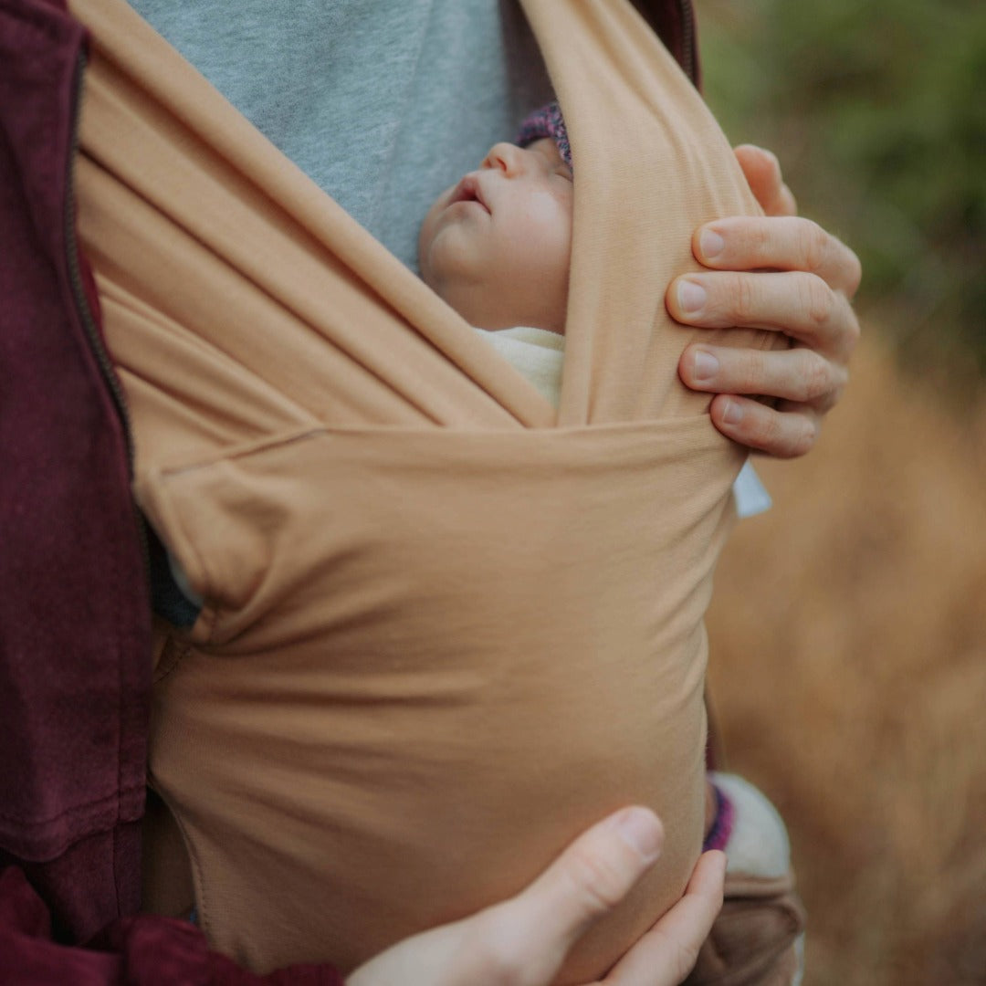 sandiia® Babytrage für Neugeborene "Cocoon" Sand