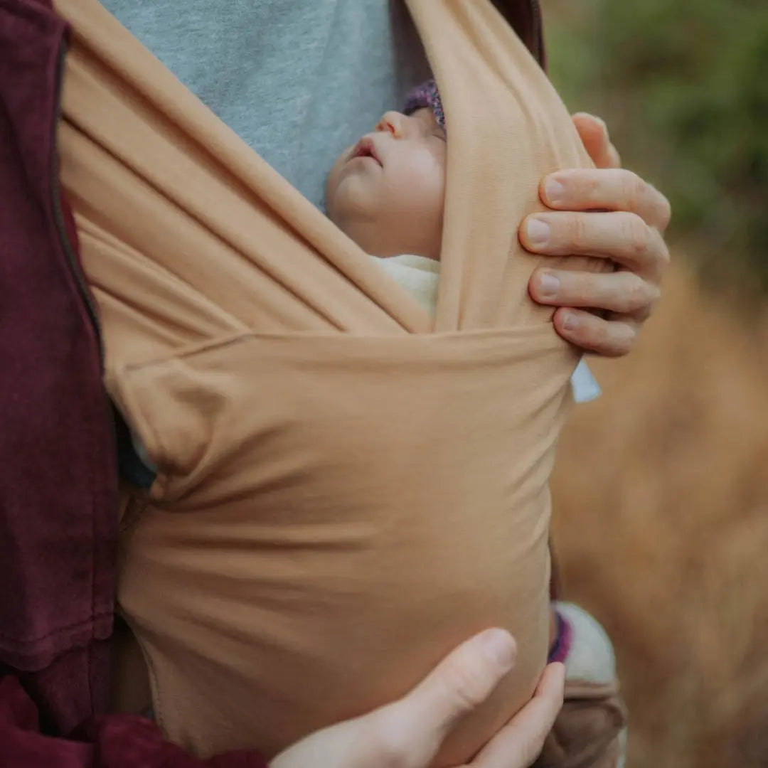 sandiia® Babytrage für Neugeborene "Cocoon" Sand