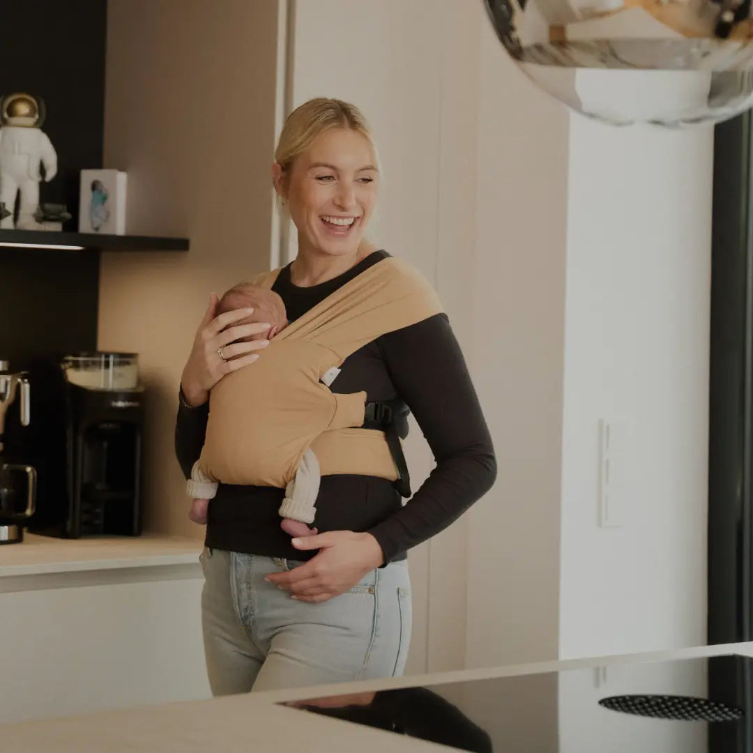 sandiia® Babytrage für Neugeborene "Cocoon" Sand