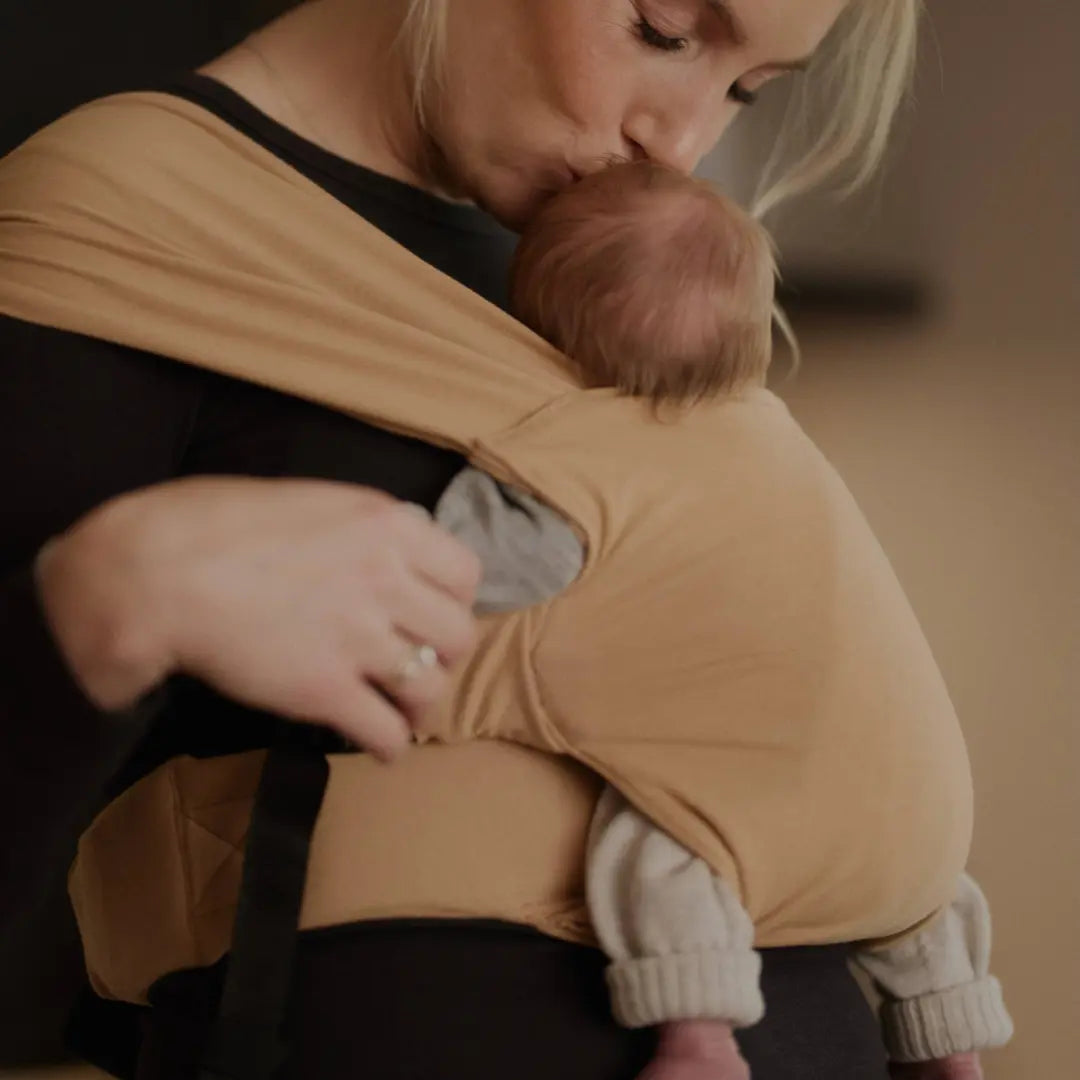 sandiia® Babytrage für Neugeborene "Cocoon" Sand