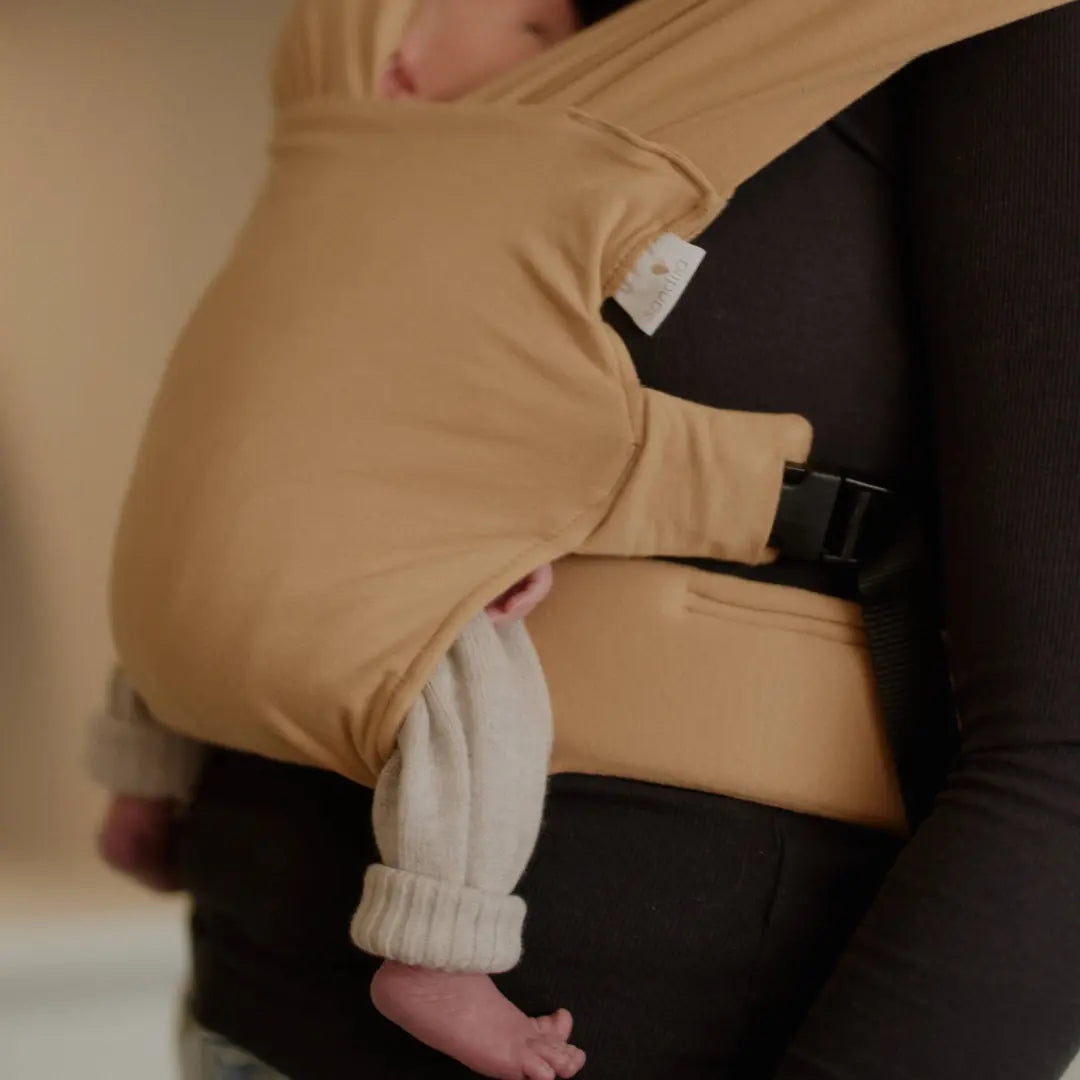 sandiia® Babytrage für Neugeborene "Cocoon" Sand