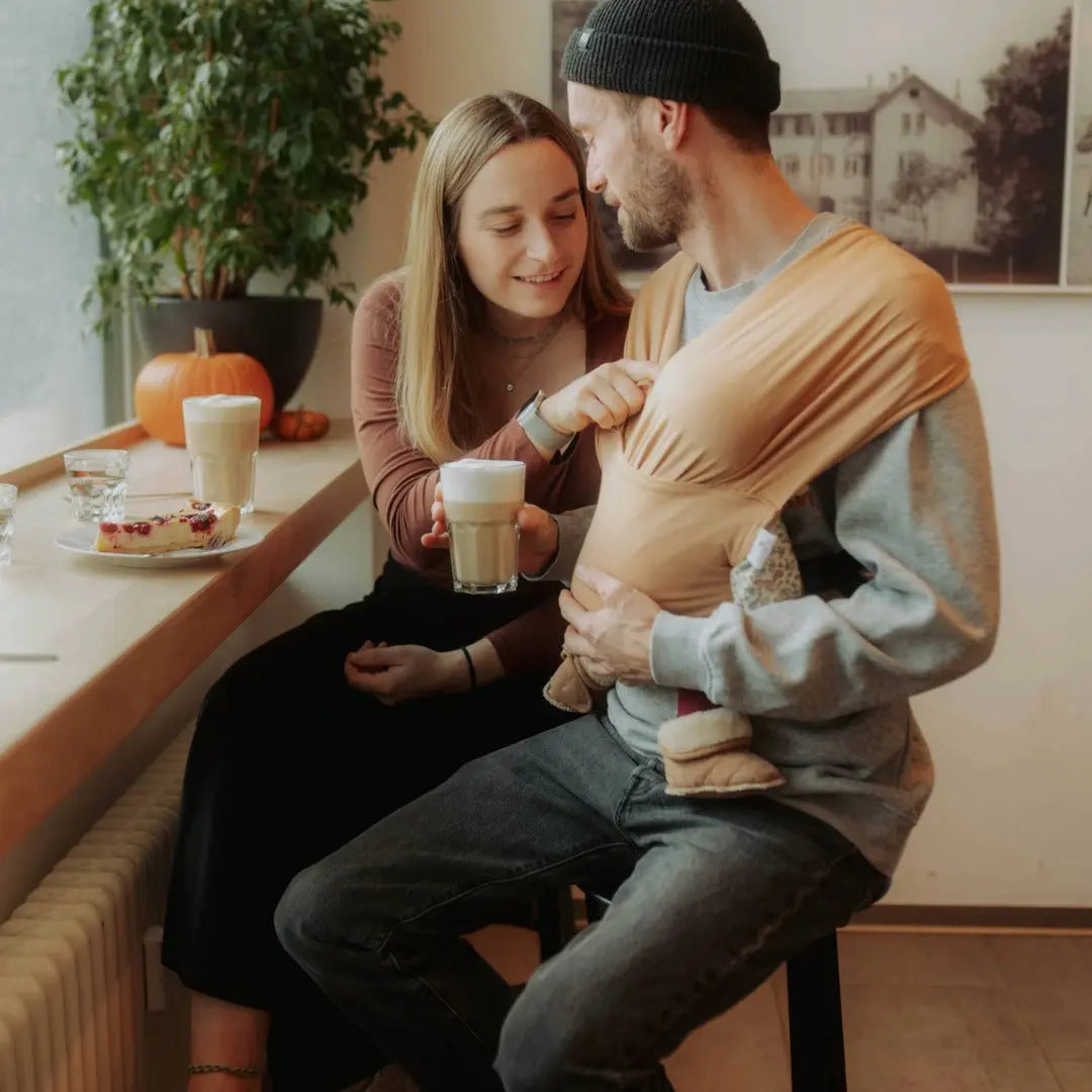 sandiia® Babytrage für Neugeborene "Cocoon" Sand