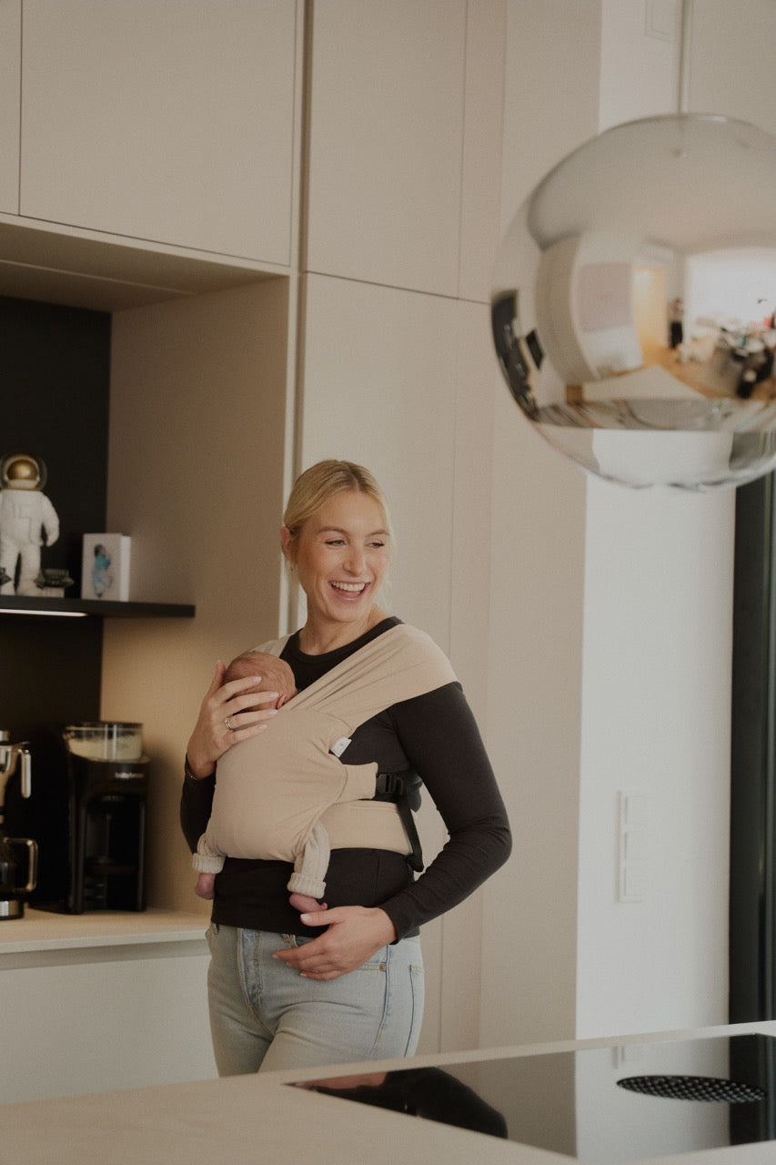 sandiia® Babytrage für Neugeborene "Cocoon" Sand