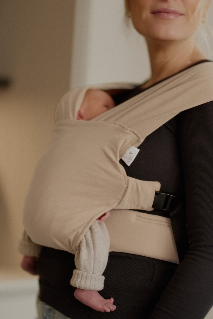 sandiia® Babytrage für Neugeborene "Cocoon" Sand
