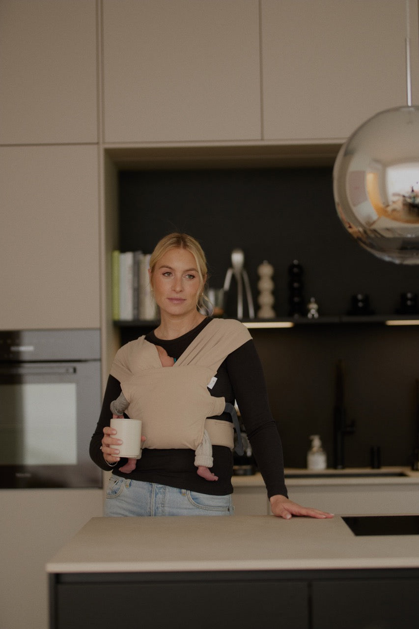 sandiia® Babytrage für Neugeborene "Cocoon" Sand