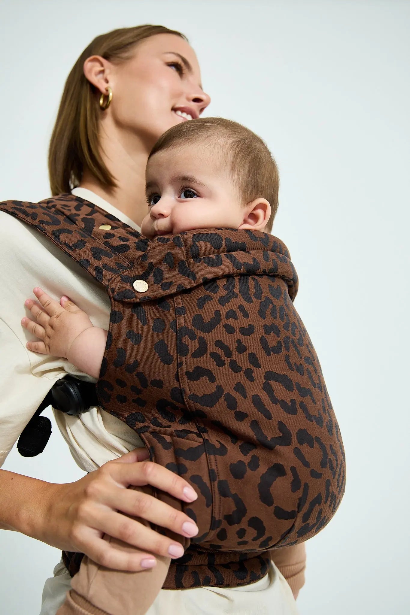 sandiia® Babytrage Tiimeless Comfort+ Leodiia Mokka