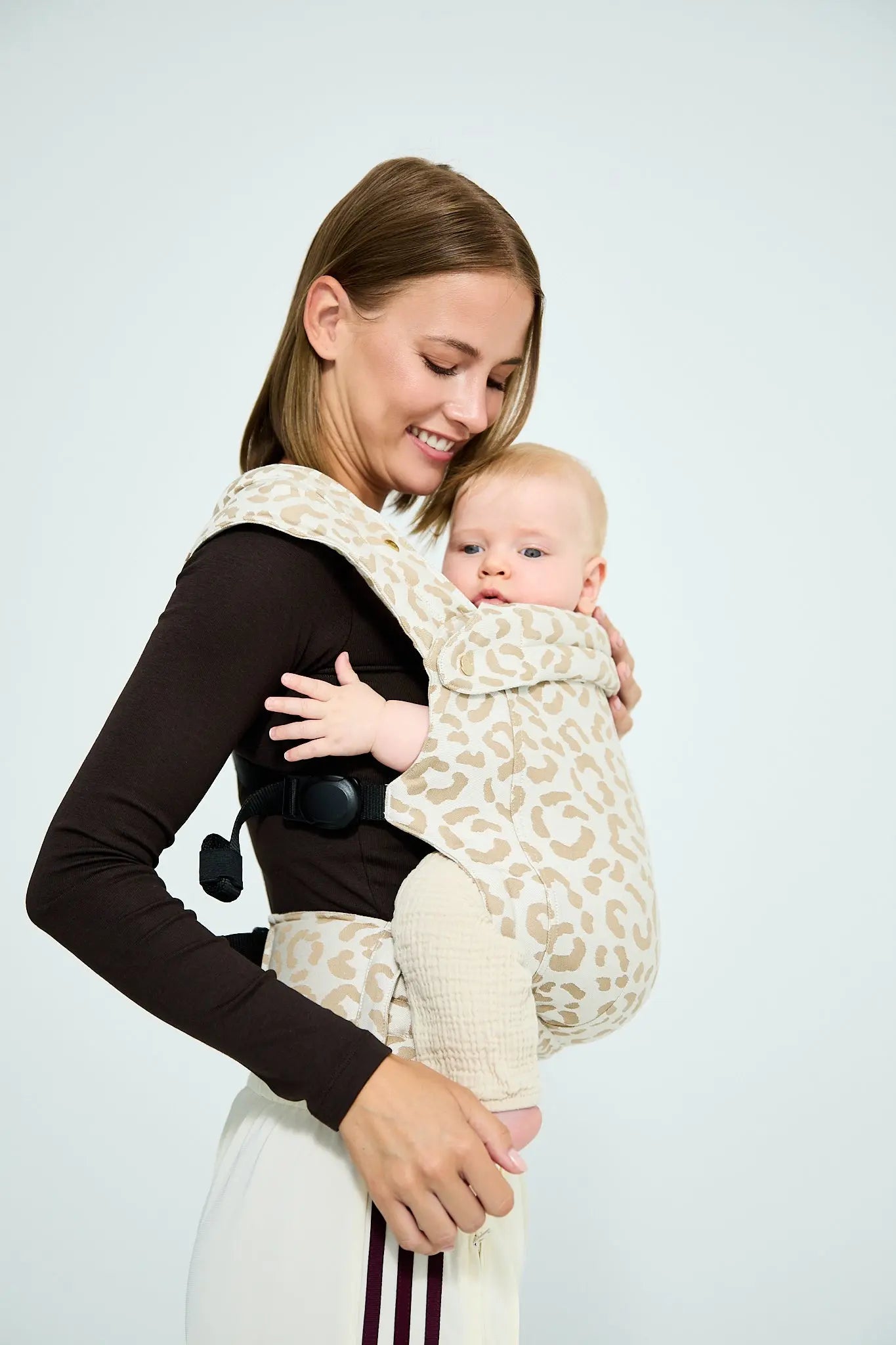sandiia® Babytrage Tiimeless Comfort+ Leodiia Sand