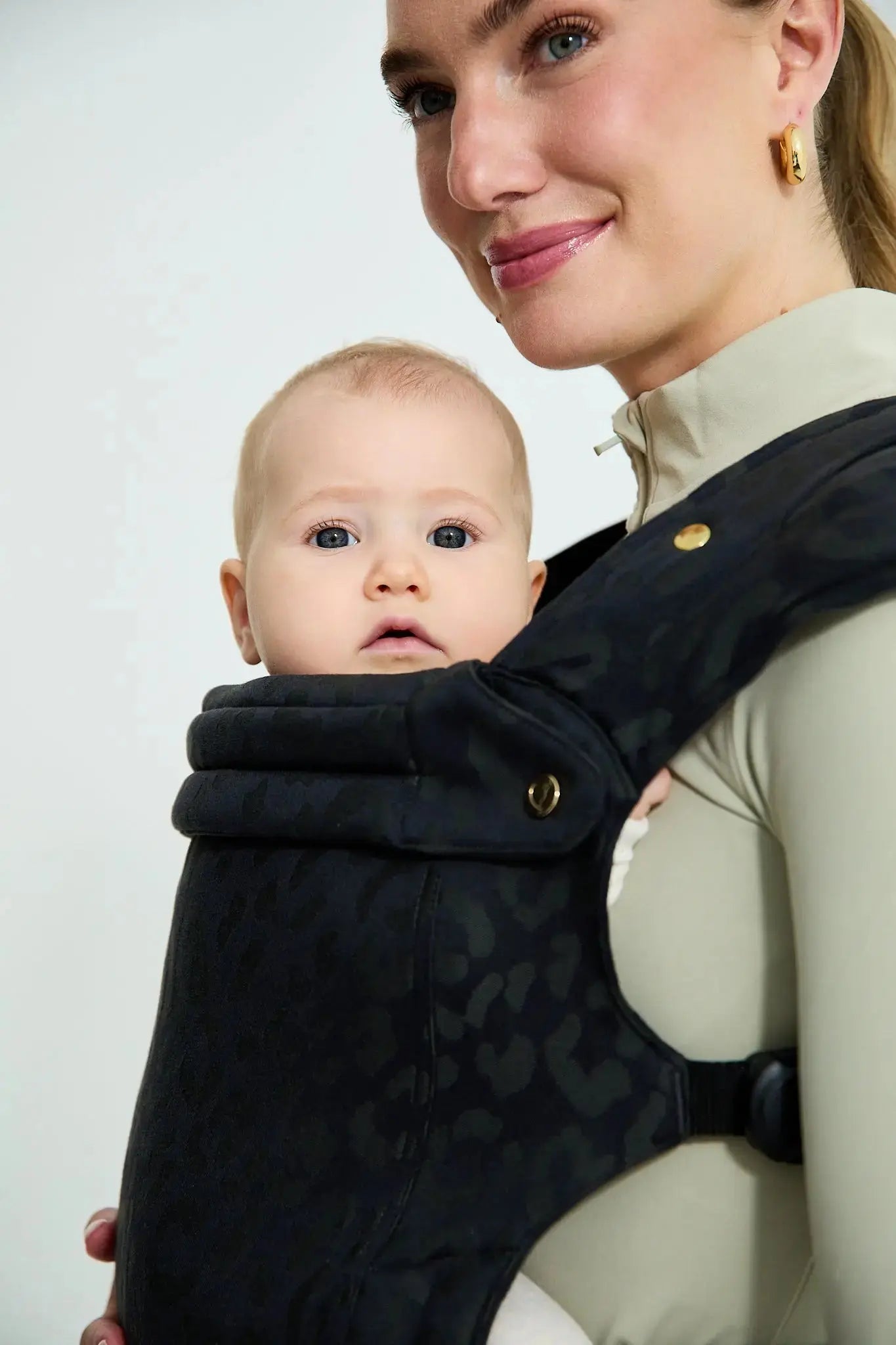 sandiia® Babytrage Tiimeless Comfort+ Leodiia Black