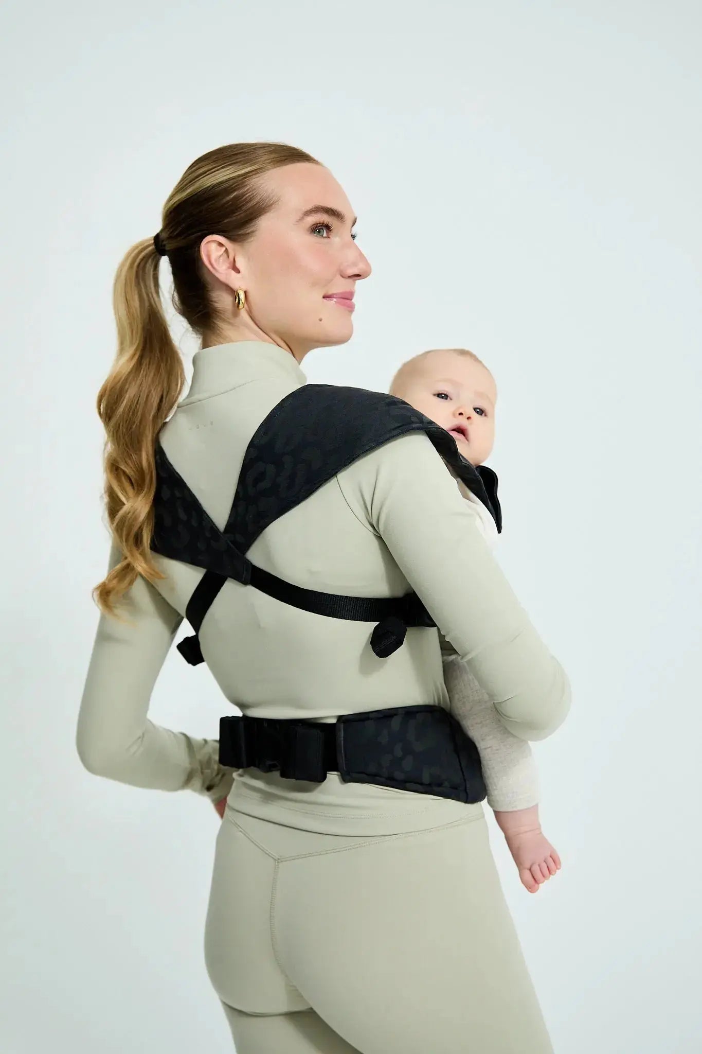 sandiia® Babytrage Tiimeless Comfort+ Leodiia Black