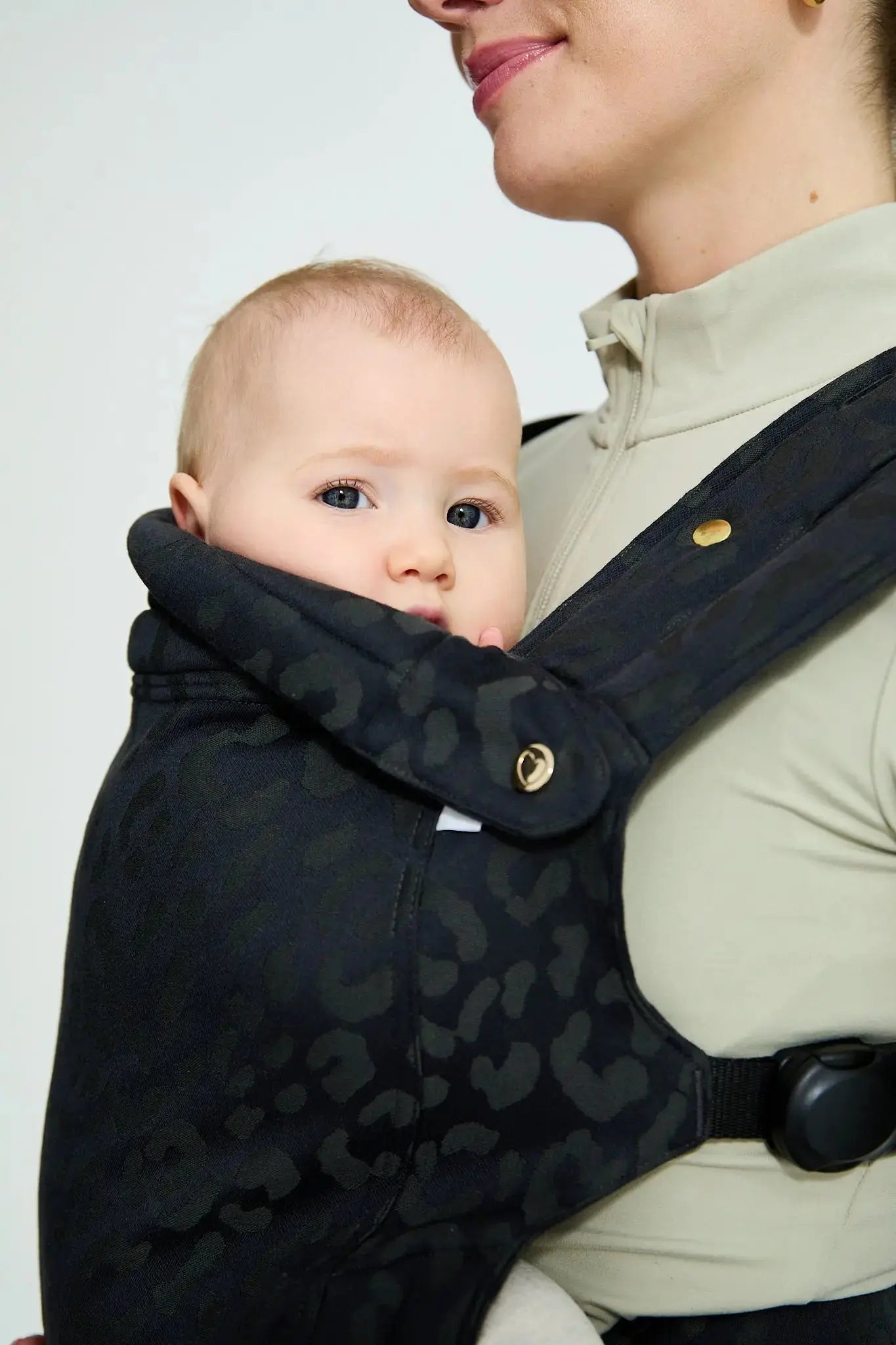 sandiia® Babytrage Tiimeless Comfort+ Leodiia Black