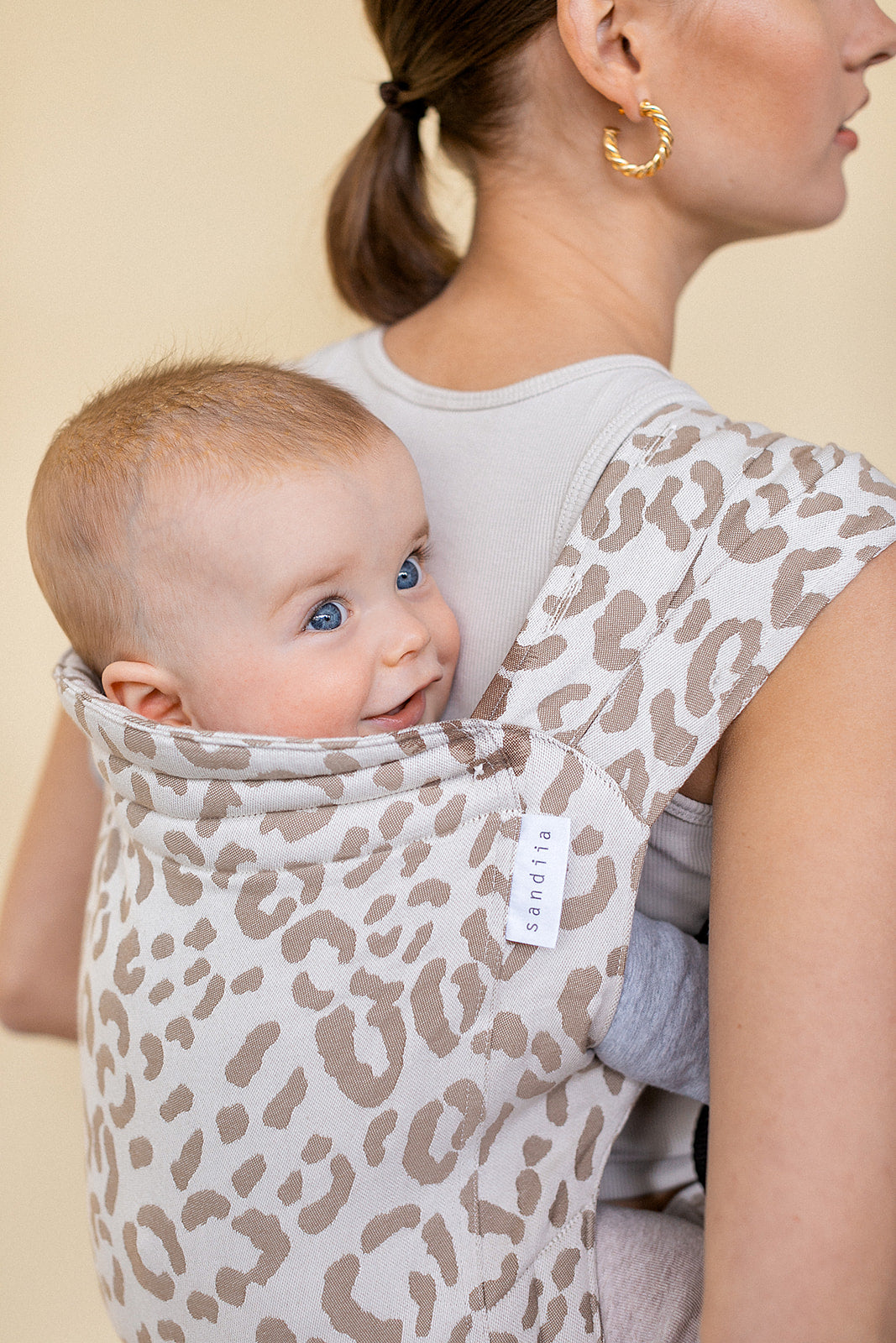 Porte-bébé sandiia® Timeless Leodiia Sand / à partir de la taille 80