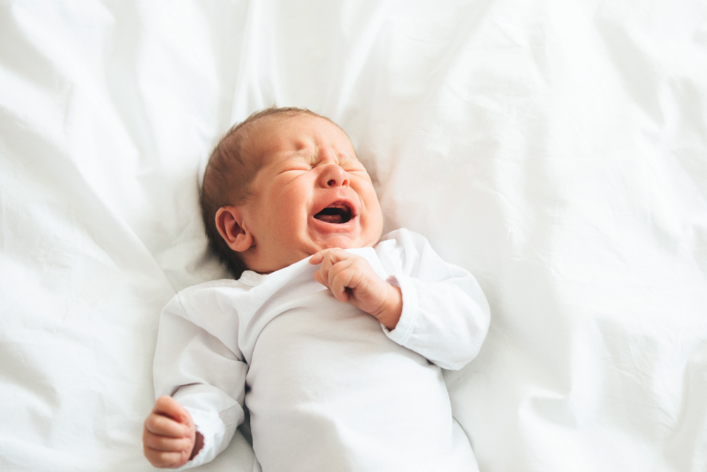 Baby weint im Schlaf: Ursachen, Bedeutung und was du tun kannst