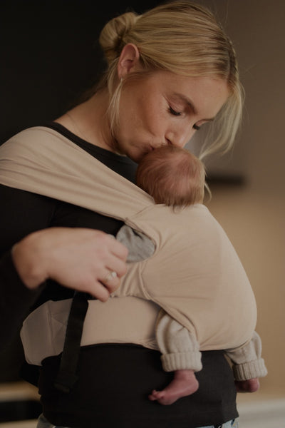 sandiia® Babytrage für Neugeborene "Cocoon" Sand