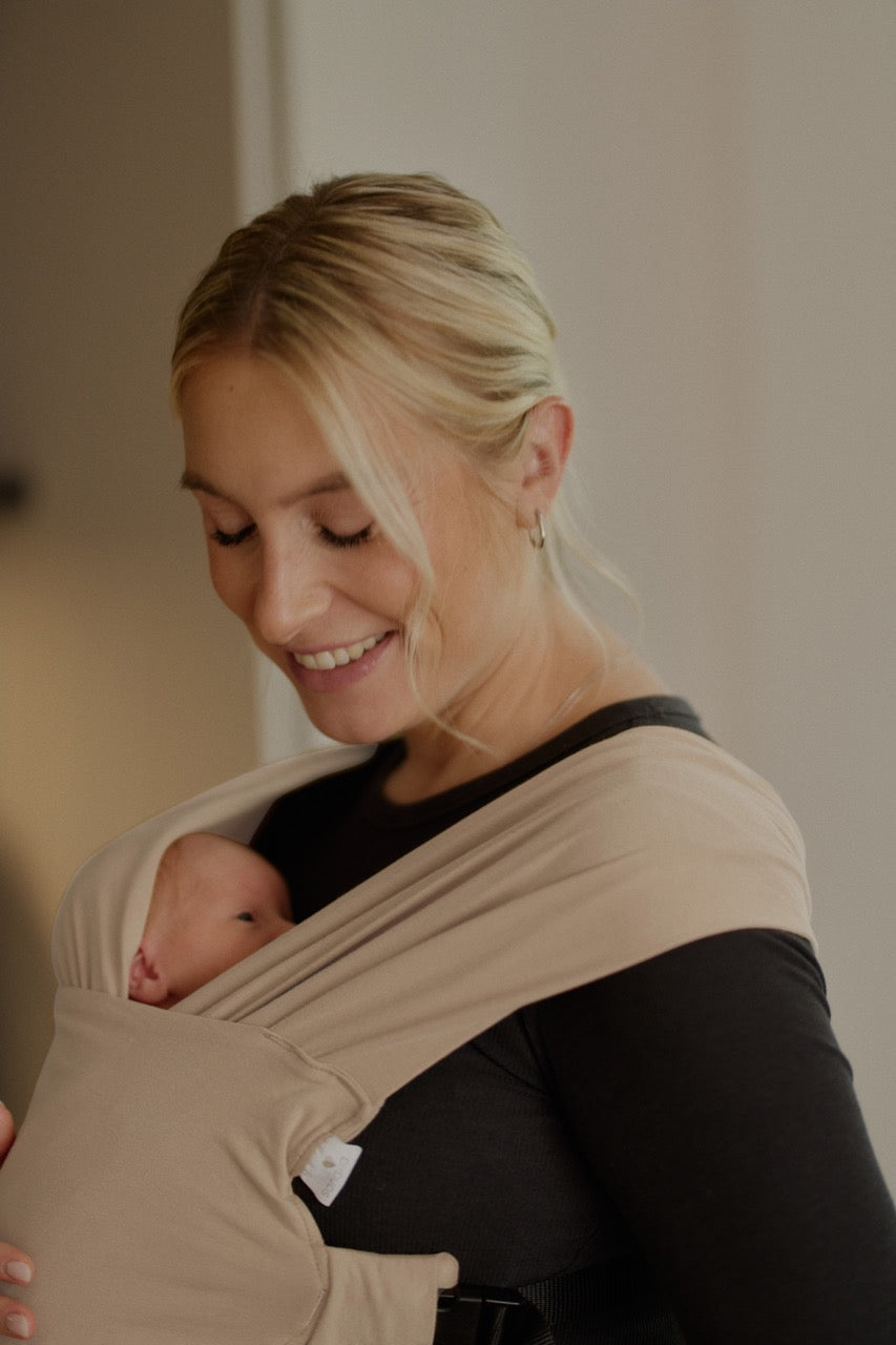 sandiia® Babytrage für Neugeborene "Cocoon" Sand 