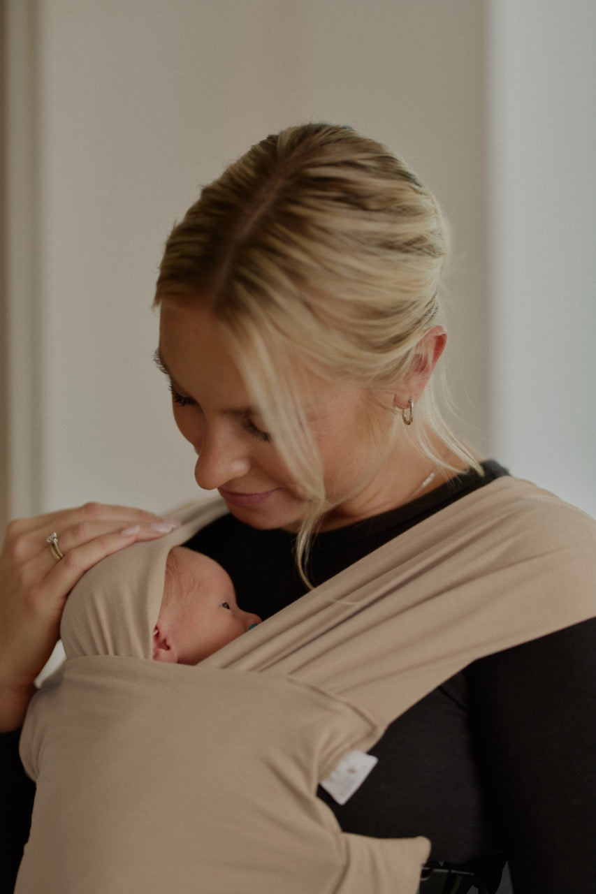 sandiia® Babytrage für Neugeborene "Cocoon" Sand 