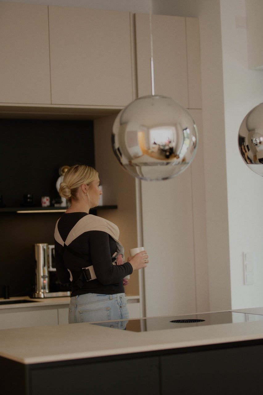 sandiia® Babytrage für Neugeborene "Cocoon" Sand 