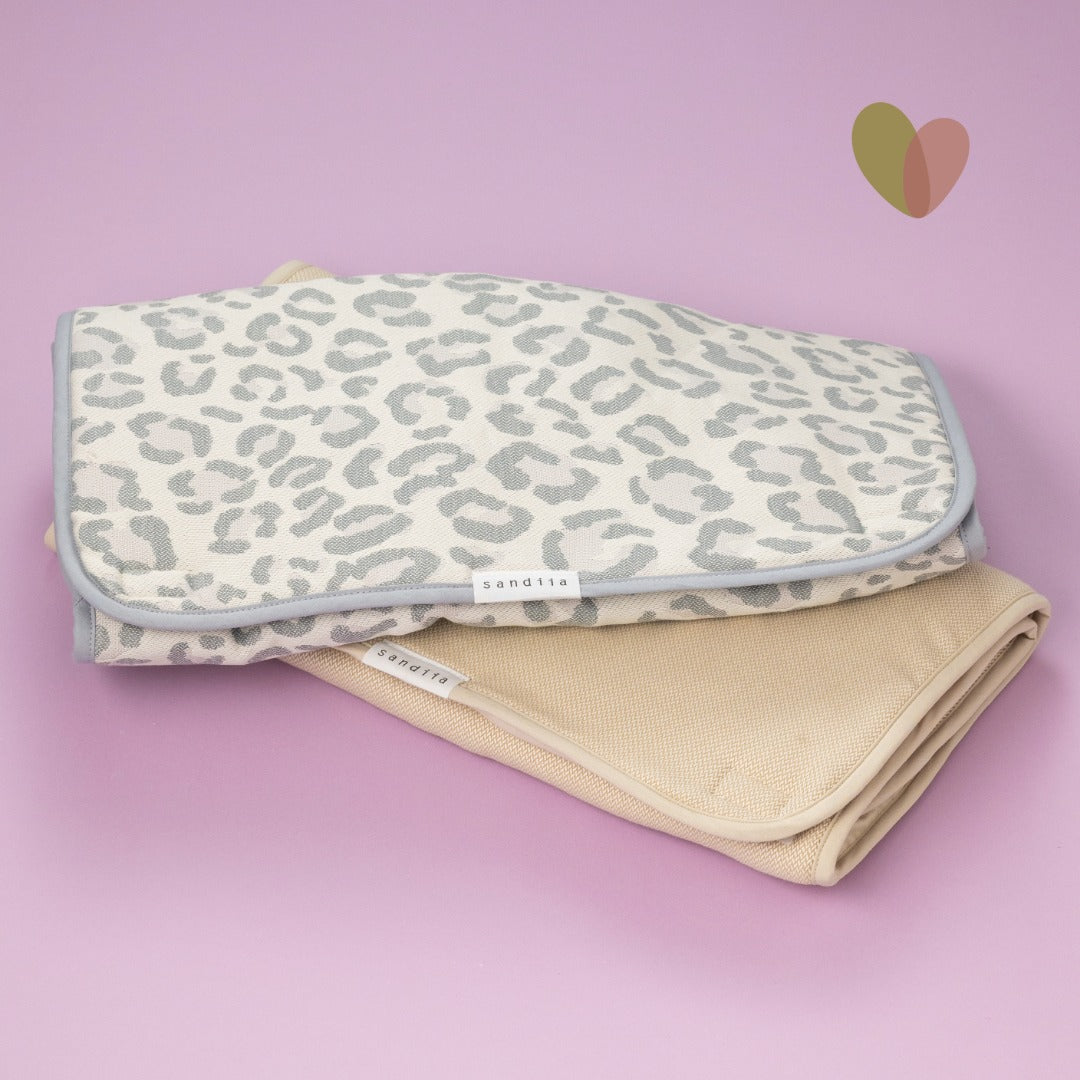 sandiia® Mobile Wickelunterlage mit Taschen / Leodiia Snow