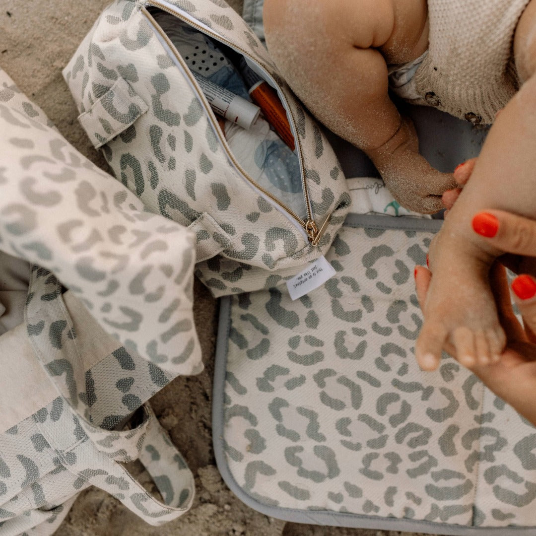 sandiia® Mobile Wickelunterlage mit Taschen / Leodiia Snow